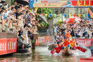 友谊赛也这么拼！哈兰德冲刺抢点飞身铲射受伤！